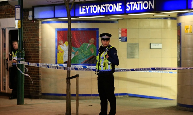 Apuñalamiento en metro de Londrés tratado como incidente terrorista