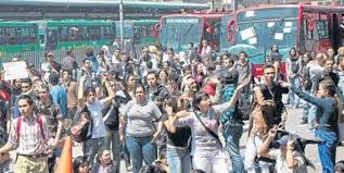 Siete detenidos y cinco policías heridos tras protestas contra TransMilenio  entre Soacha y Bogotá.