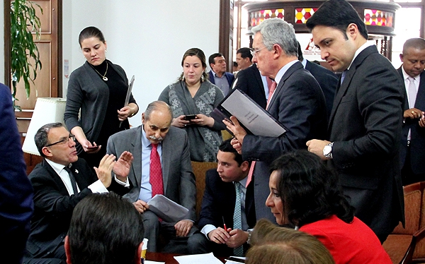 Uribistas  y Santistas aprueban ley de orden público  hoy en el congreso.
