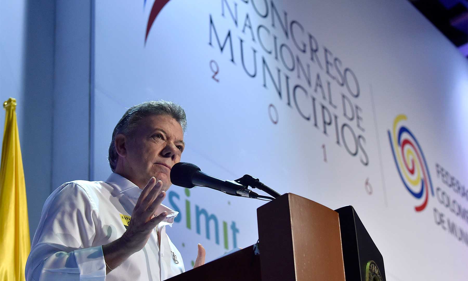 Presidente Santos pide a los alcaldes ponerse la camiseta “Apagar Paga” para ahorrar energía