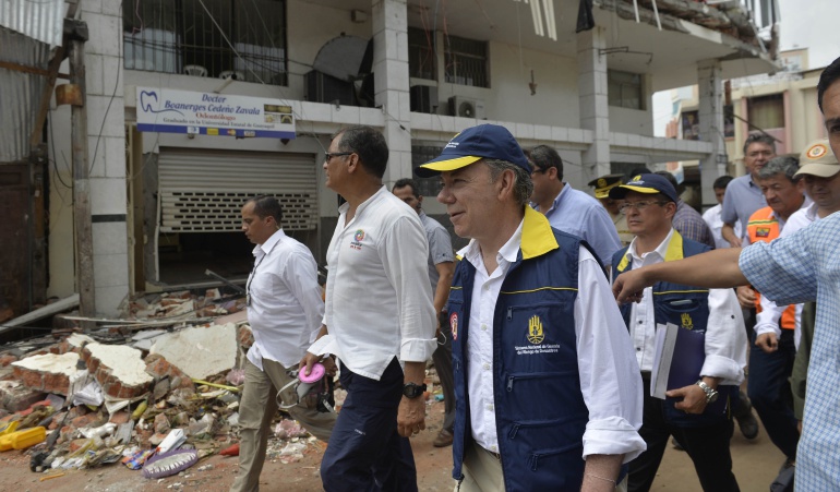 Presidente Santos fué a Manta –Ecuador- con ayuda humanitaria. Correa agradece