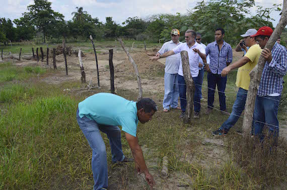 Por aire y tierra, gobernador Verano revisa obras de protección de la vía Calamar- Santa Lucía