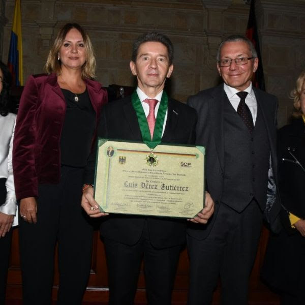 Gobernador de Antioquia Luis Pérez Gutiérrez, condecorado con la Orden al Mérito Ambiental