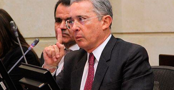 Expresidente Álvaro Uribe dice que el “mundo democrático” debe presionar la salida de Maduro