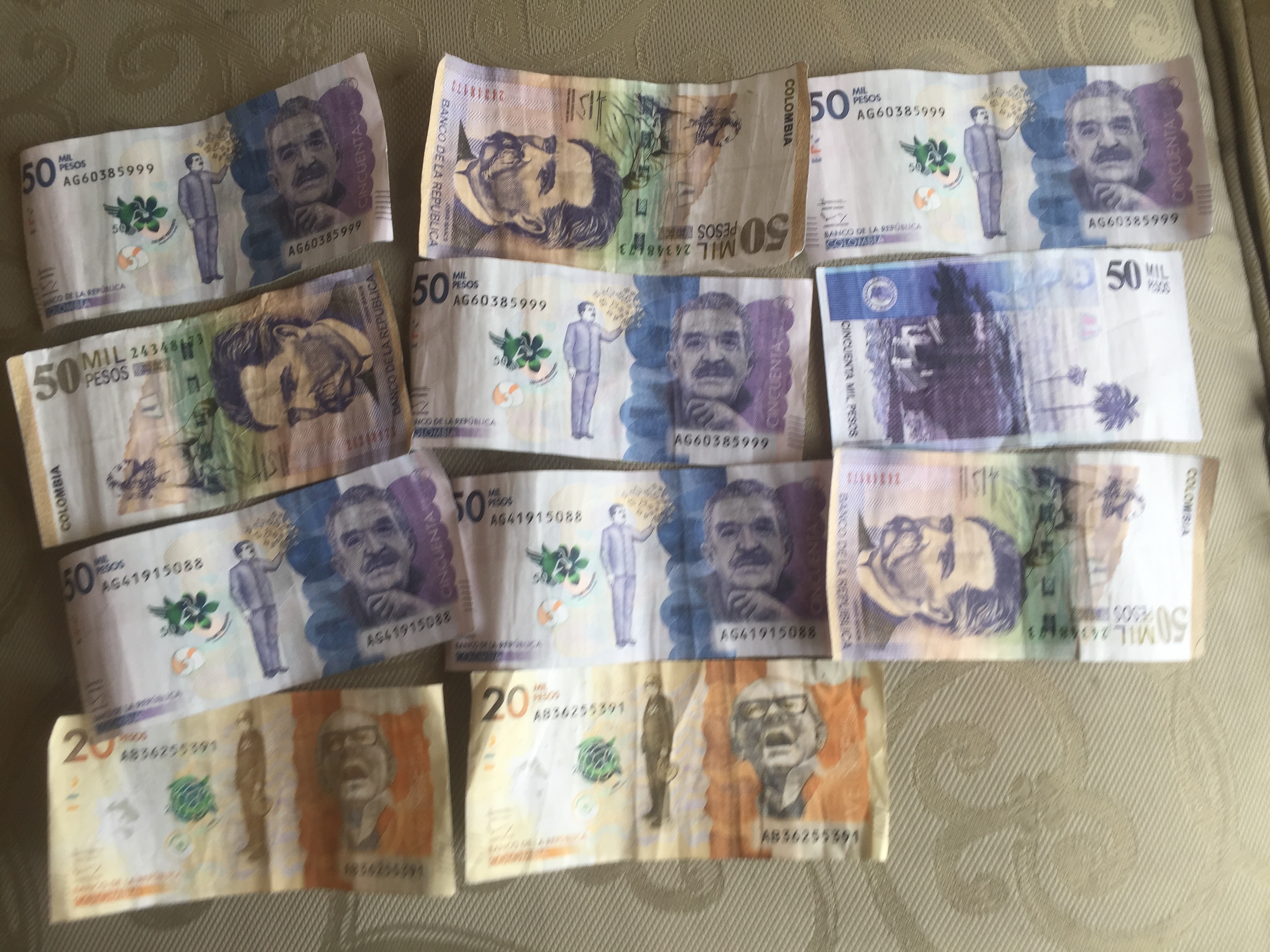 Atención : Lluvia de Billetes falsos en Bogotá , algunos salen de cajeros electrónicos