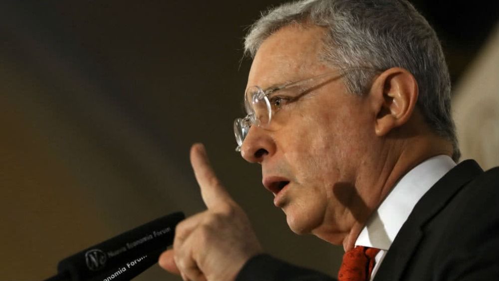 Uribe sugiere intervención de militares venezolanos para superar la crisis