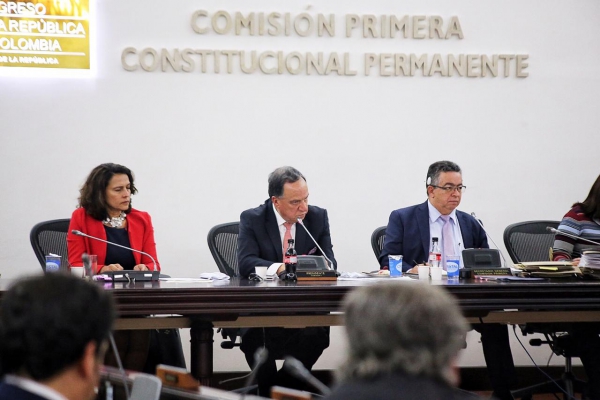 Creación de Tribunal electoral y listas cerradas, conforman reforma política aprobada por Comisión Primera del Senado