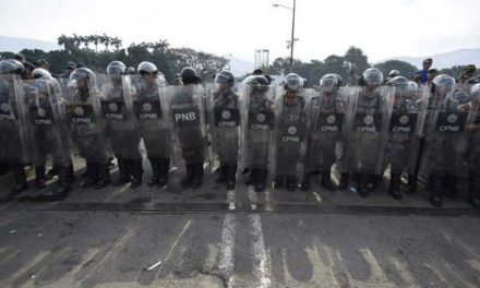 Militares venezolanos bloquean pasos fronterizos con Colombia