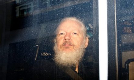La mala hora de Julián Assange. Fue detenido en Inglaterra con fines de extradición a los EE.UU.