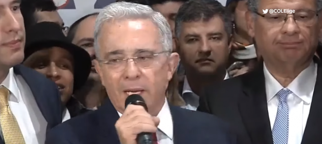 Senador Álvaro Uribe dice que respeta las instituciones