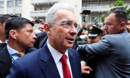 “Formalmente vinculado por fraude y soborno” queda Uribe en la Corte Suprema