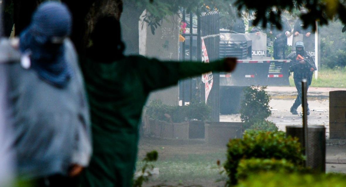 INCENDIO, BLOQUEOS Y ENFRENTAMIENTOS EN LA UNIVERSIDAD DEL ATLÁNTICO