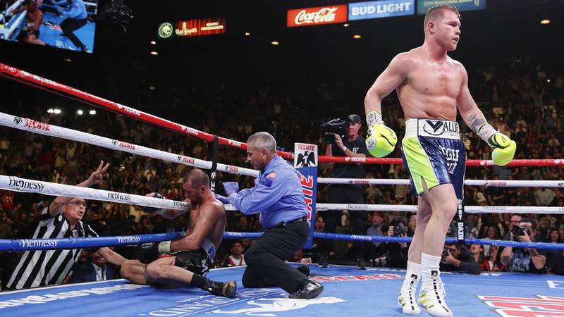 El boxeador mexicano Saúl ‘Canelo’ Álvarez gana el cinturón semipesado tras noquear al ruso Kovalev