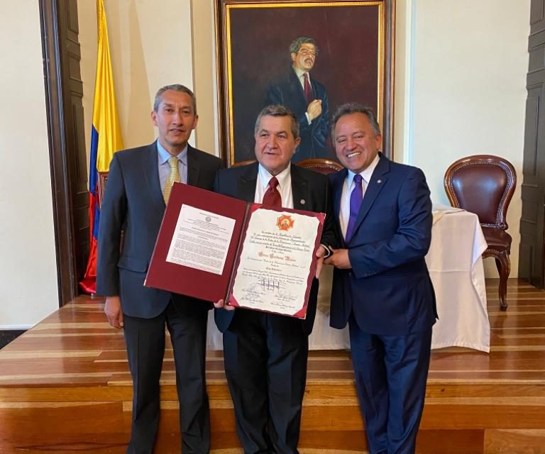 El Congreso de la República condecora al meritorio empresario Efrén Cardona Rojas