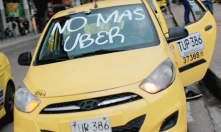 Columnistas de varios medios coinciden en que la medida del Gobierno contra Uber no favorece a los taxistas, sino a poderosos dueños de taxis y cupos.