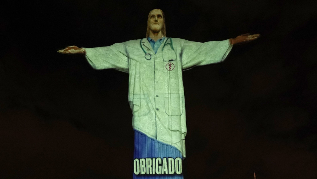 El Cristo Redentor de Brasil se ‘viste’ de médico en agradecimiento al personal que lucha contra la pandemia