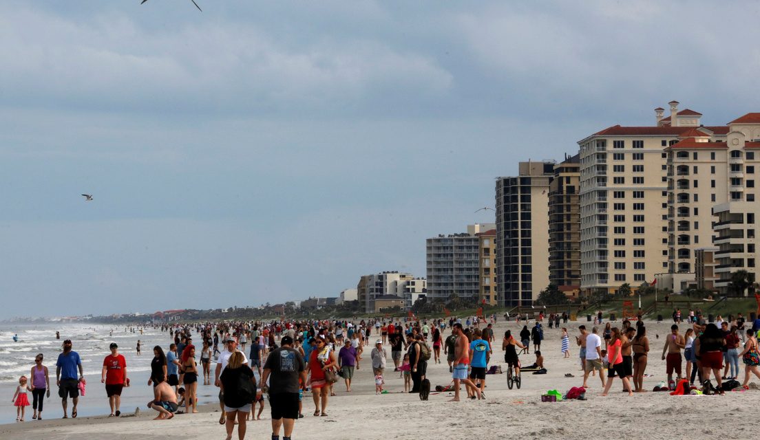 Las playas de Florida se llenan de personas pese al avance del coronavirus en EE.UU.