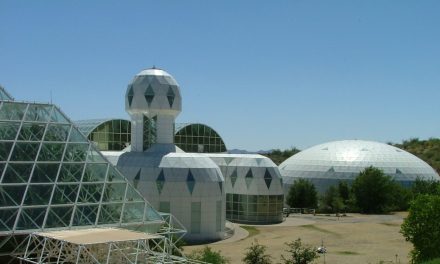 Ocho personas en aislamiento total durante dos años: así fue el experimento Biosfera 2