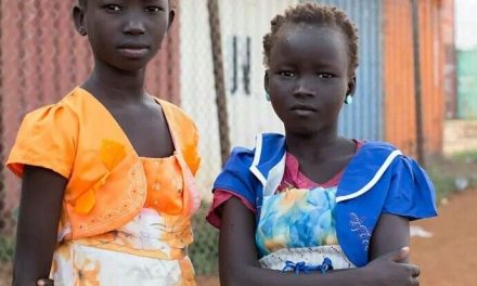 Sudán prohíbe la mutilación genital femenina y activistas celebran una «nueva era» para las niñas del país