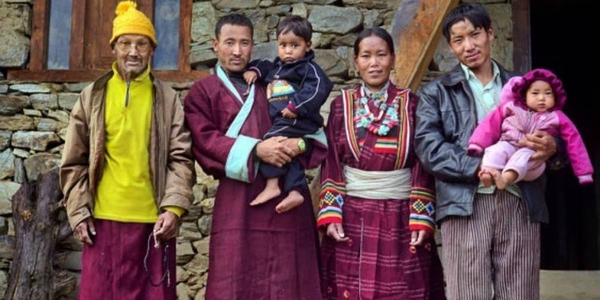 Con sus tres maridos, mujer nepalí dice ser muy feliz
