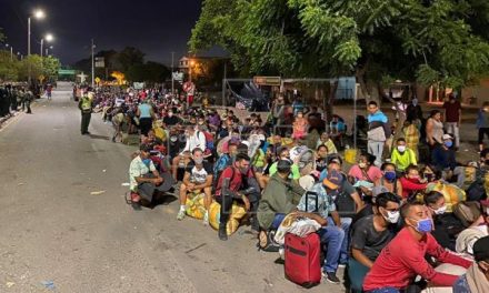 El drama de los venezolanos que acampan esperando pasar la frontera desde Colombia