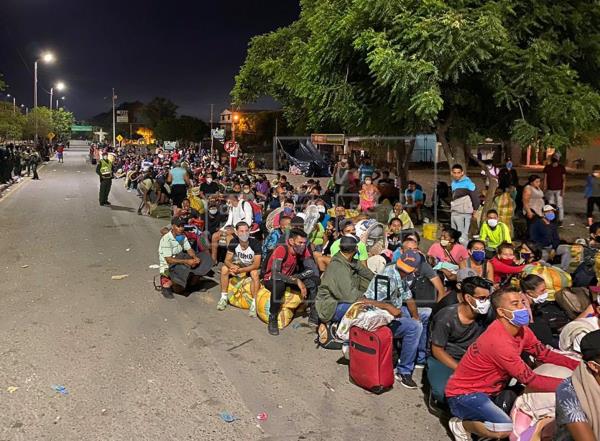 El drama de los venezolanos que acampan esperando pasar la frontera desde Colombia