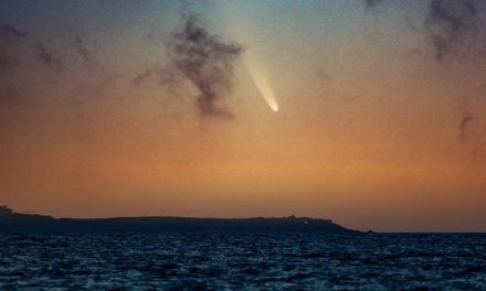 La increíble foto que compartió la NASA del cometa Neowise sobre Cancún
