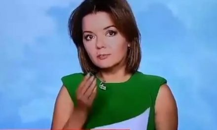 A presentadora se le cayó un diente en pleno directo, pero siguió como si nada. Video