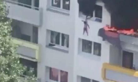 El dramático rescate de dos niños atrapados en un edificio en llamas en Francia. Video