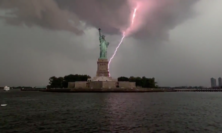 El instante en que un rayo impacta varias veces en la Estatua de la Libertad. Video