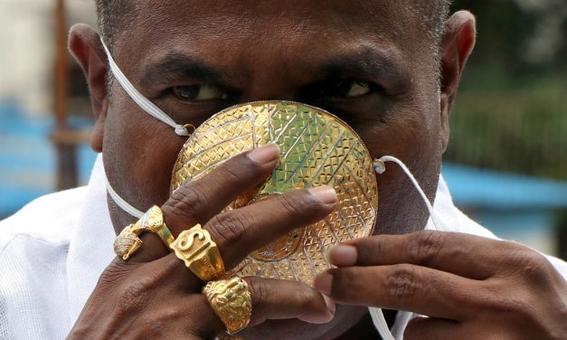 A pesar de no estar seguro de su eficacia un hombre usa una mascarilla de oro en medio de la pandemia. Video