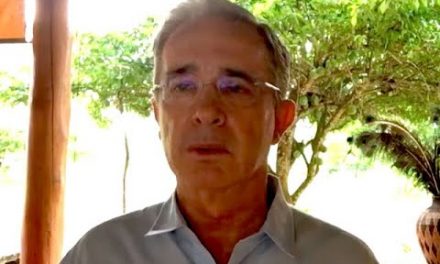 Porqué renuncia Álvaro Uribe Vélez