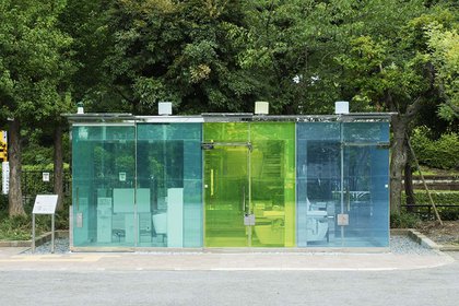 El inesperado éxito de los baños públicos transparentes en Tokio