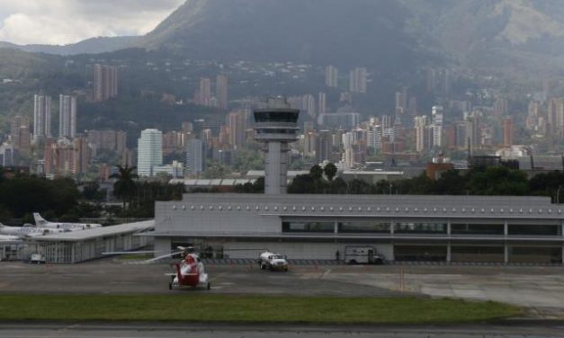 Medellín autoriza reapertura de aeropuertos