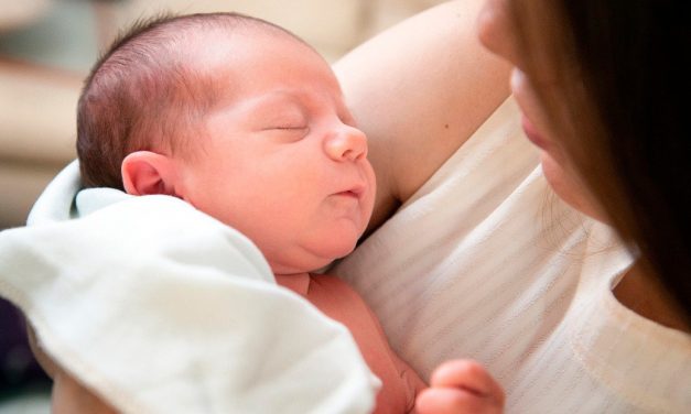 VÍDEO: Un bebé asombra a sus padres diciendo «hola» con solo ocho semanas de nacido