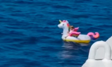 Video: Niña en medio del mar es rescatada encima de un flotador de unicornio