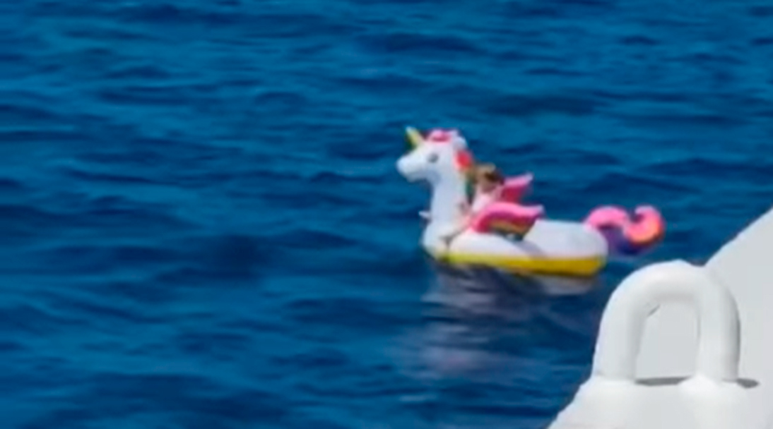 Video: Niña en medio del mar es rescatada encima de un flotador de unicornio