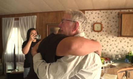Un repartidor de pizza de 89 años recibe una propina de 12.000 dólares de su «Familia TikTok» (VIDEO) Lloró de felicidad