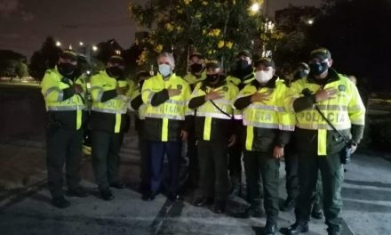Iván Duque se vistió de policía como señal de apoyo tras las protestas populares y quemas de estaciones