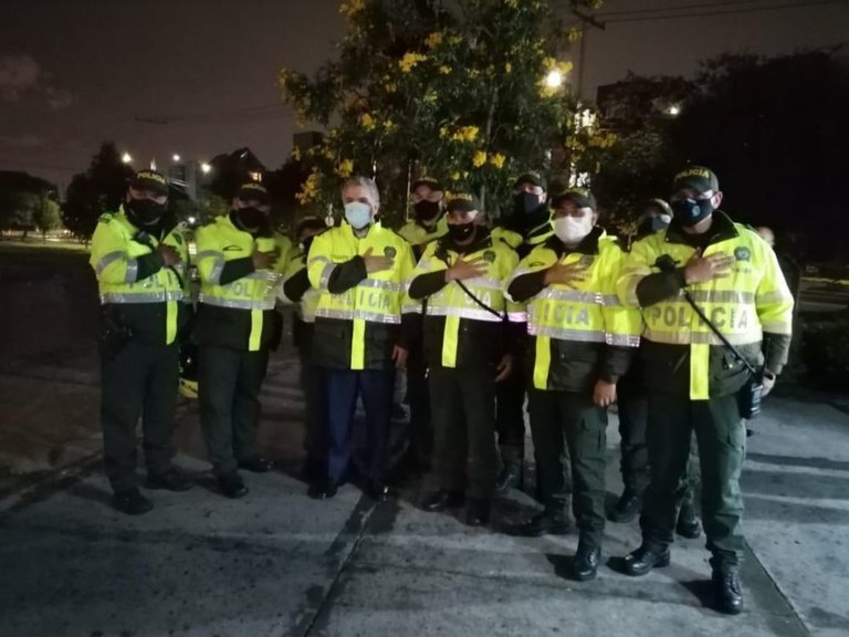 Iván Duque se vistió de policía como señal de apoyo tras las protestas populares y quemas de estaciones