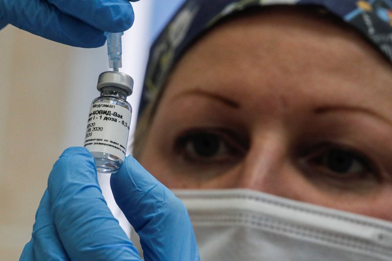 Un extenso estudio genético muestra que el coronavirus está mutando y podría esquivar la inmunidad