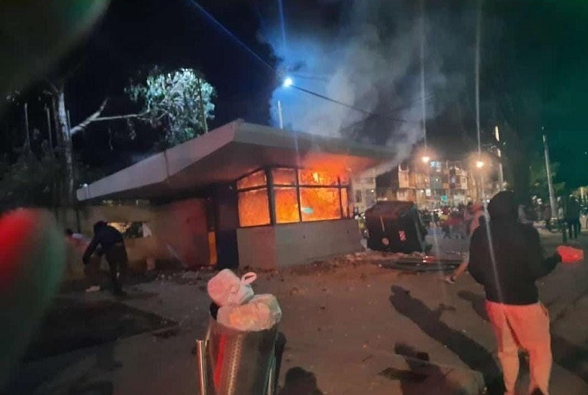 Reporte situacional de conflictividad SOCIAL – Bogotá incendios y DESTRUCCIÓN de varios CAI en protestas por la muerte del abogado por parte de la policía