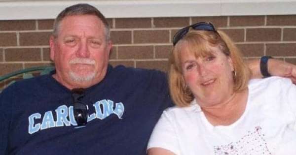 Esposos mueren cogidos de las manos luego de luchar un mes contra el COVID-19