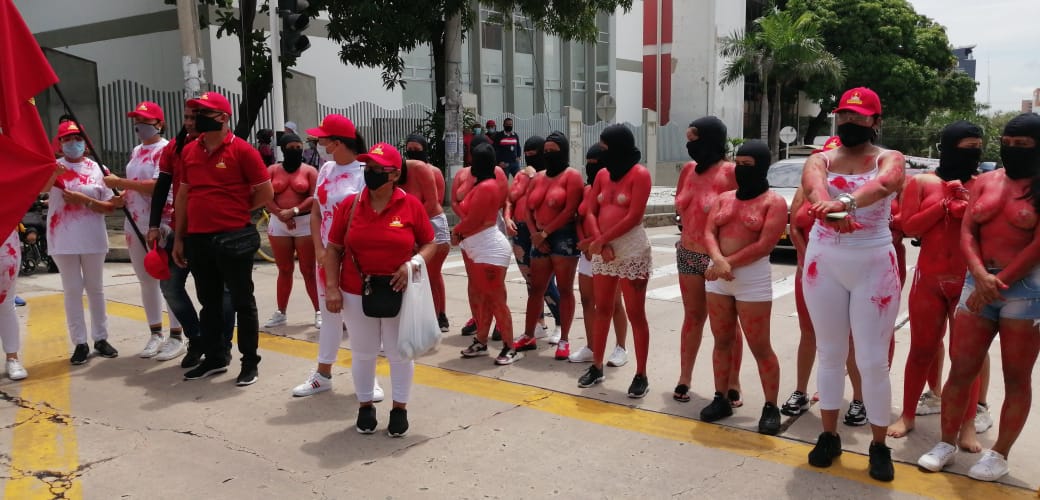 marchando SEMIDESNUDAS sindicalistas protestaron por medidas de la RECTORÍA de la universidad AUTÓNOMA de barranquilla