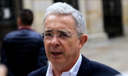 la reacción del ministro de Defensa en caso protestas es la correcta: Alvaro Uribe