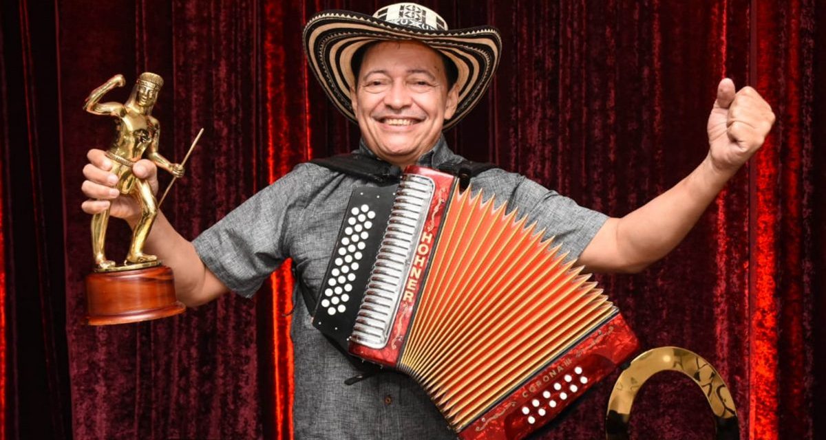La constancia vence… El nuevorey vallenato se llama Manuel Vega y durante 22 años compitió por alcanzar esta victoria.