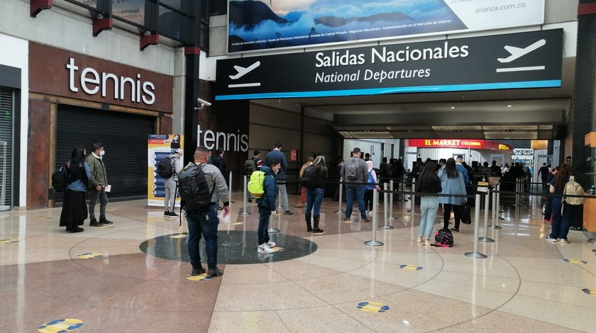 Hay que volar 54 horas con un enfermo covid para contagiarse, dice un estudio de EEUU y España