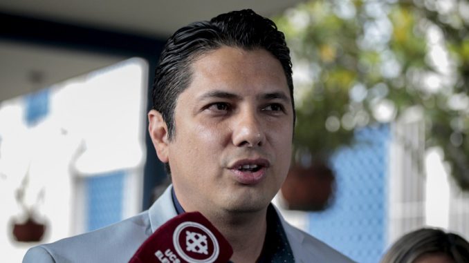 Político ecuatoriano, Fernando Balda, anuncia que viaja a Colombia por caso que enredan al general Vargas Valencia y al exfiscal Montealegre Lynett
