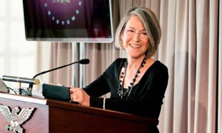 Otorgan el Premio Nobel de Literatura a la poeta estadounidense Louise Glück