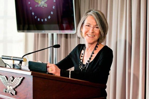 Otorgan el Premio Nobel de Literatura a la poeta estadounidense Louise Glück